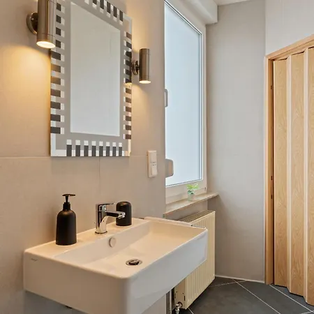 Family And Friends 5*