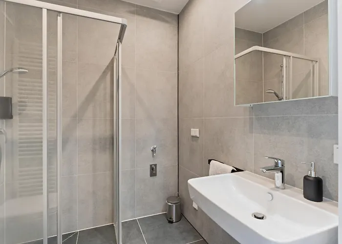 Family And Friends מלון