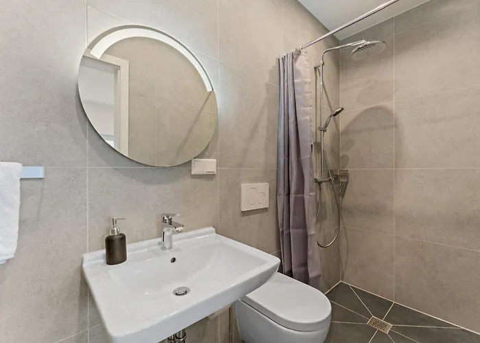 Family And Friends מלון