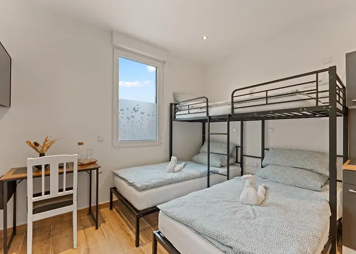 Family And Friends מלון