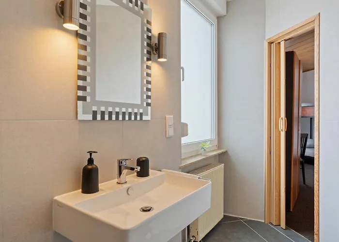 מלון Family And Friends 5*