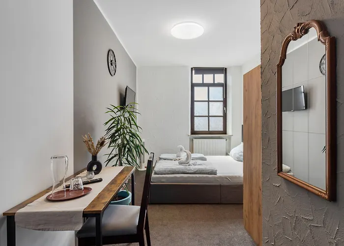 Family And Friends מלון