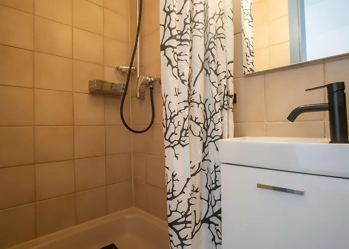 Family And Friends מלון